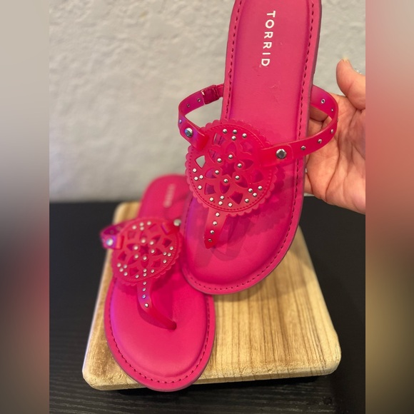 🌷Torrid Woman’s Hot Pink Jelly Flat Sandals Preloved Size: 8WW - Picture 2 of 3